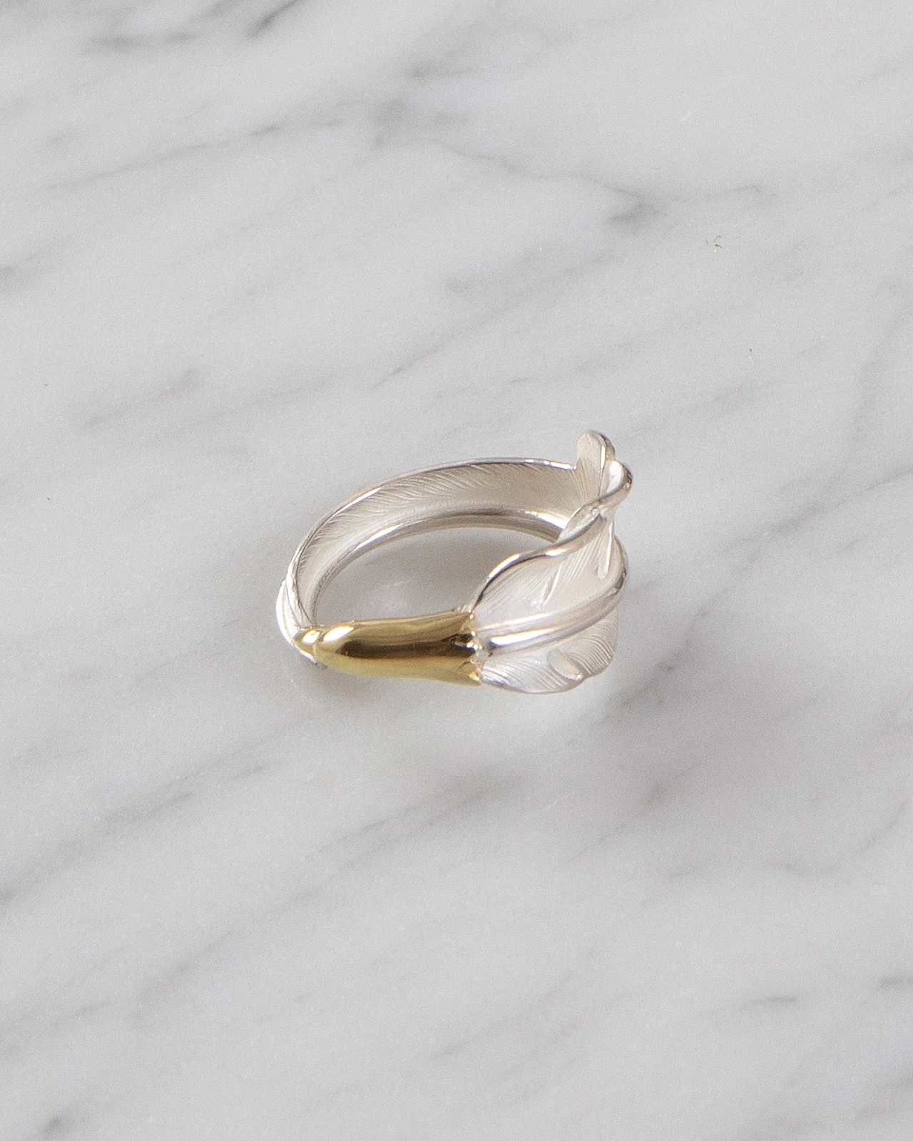 Larry Smith 18K Eagle Head Kazekiri Feather Pinkie Ring - Image 2